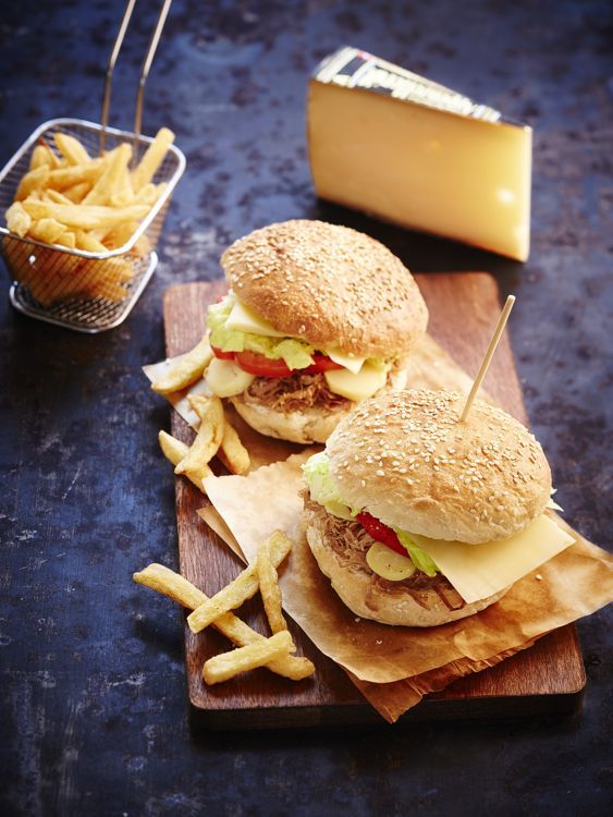 Hamburger à l’effiloché de confit de canard, pommes de terre grenaille et fromage Appenzeller